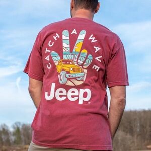 Catch a Wave Jeep Graphic Men’s Tee size Medium